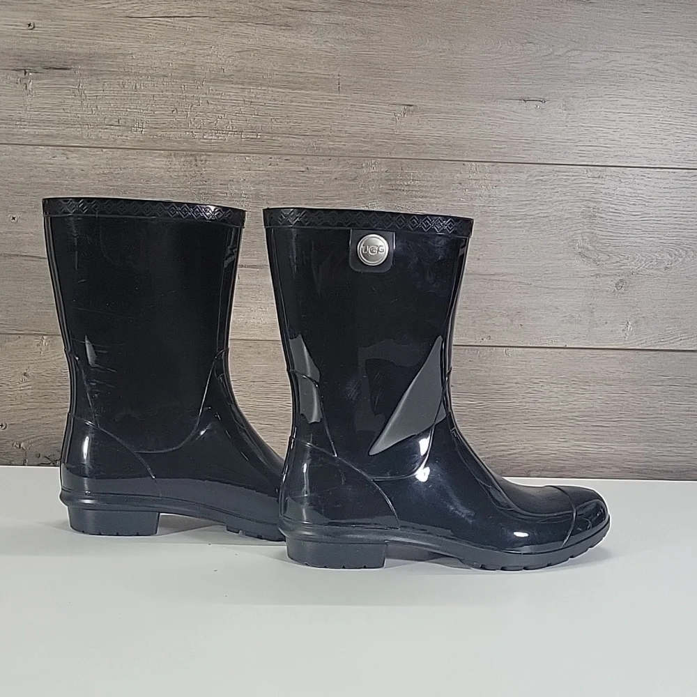 UGG shiny black